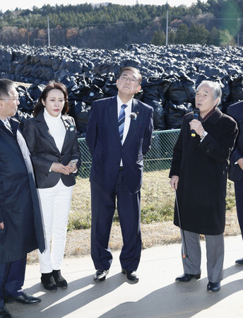 除去土壌の仮置き場を視察する石破茂首相（中央）＝１４日午前、福島県双葉町（代表撮影）