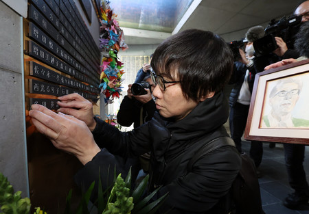 阪神大震災の「慰霊と復興のモニュメント」に祖父・多田英次さんの銘板を追加するとみさわかよのさん＝１４日午後、神戸市中央区（代表撮影）