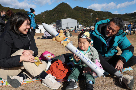 小型ロケット「カイロス」２号機の打ち上げ再延期が決まり、残念な表情を見せる見学者＝１５日午前、和歌山県那智勝浦町