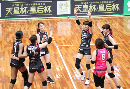 女子準決勝の岡山戦、得点を奪い喜ぶ姫路の選手たち＝１５日、大阪・Ａｓｕｅアリーナ大阪