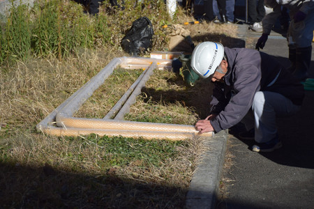 「ローソン河口湖駅前店」前の歩道沿いに設置される車道横断防止用の柵＝１６日午前、山梨県富士河口湖町