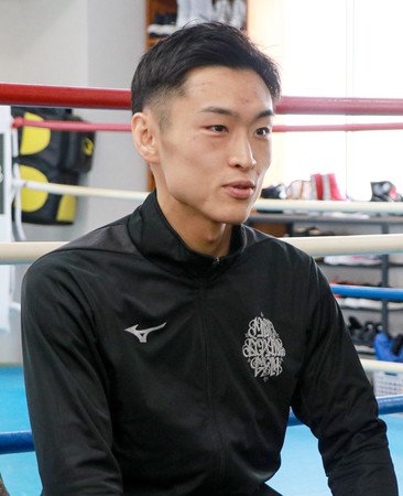 初防衛戦から一夜明け、記者会見する国際ボクシング連盟（ＩＢＦ）バンタム級王者の西田凌佑＝１６日、大阪市