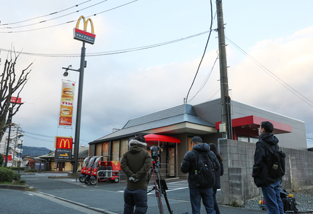 中学生２人が死傷する事件が起きたマクドナルドの店舗＝１５日、北九州市小倉南区