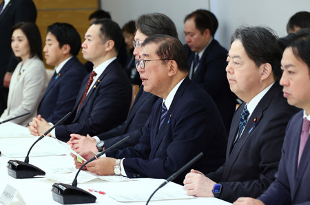 犯罪対策閣僚会議で発言する石破茂首相(右から3人目)=17日午前、首相官邸