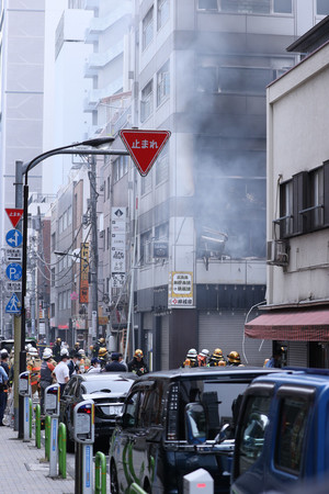 爆発が起きた東京・新橋のビル＝２０２３年７月３日、東京都港区