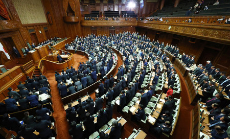 政治改革３法案を可決した衆院本会議＝１７日午後、国会内