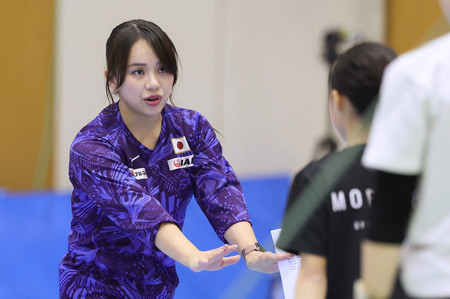 体操女子の公開練習で、指導する村上茉愛強化本部長＝１７日、東京都北区