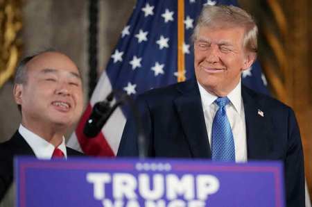 米国のトランプ次期大統領（右）と記者会見するソフトバンクグループの孫正義会長兼社長＝１６日、米フロリダ州（ＡＦＰ時事）