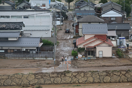 豪雨で川が氾濫し、浸水被害を受けた住宅街＝９月２２日、石川県輪島市