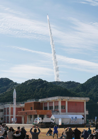 打ち上げられた小型ロケット「カイロス」２号機。その後、飛行中断措置が行われた＝１８日午前、和歌山県