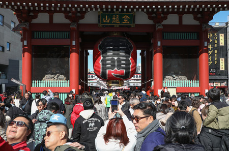 外国人観光客らでにぎわう浅草寺の雷門前＝２月１１日、東京都台東区