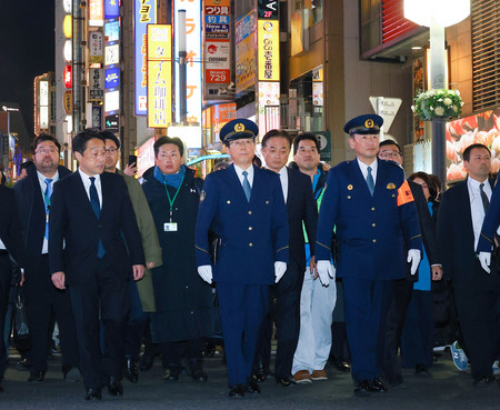 年末年始の特別警戒で新宿・歌舞伎町を巡視する緒方禎己警視総監（中央）＝２０日午後、東京都新宿区