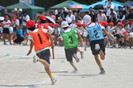 小学校の運動会で、走る子供たち（資料）