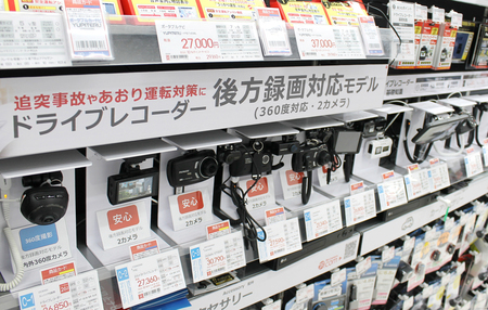 家電量販店の売り場に並ぶドライブレコーダー（資料）