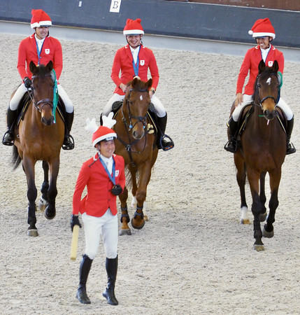 イベントに登場したパリ五輪総合馬術団体銅メダルの「初老ジャパン」メンバー＝２１日、東京都世田谷区