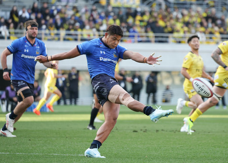 前半、ボールを蹴る埼玉の山沢京＝２１日、東京・味の素スタジアム