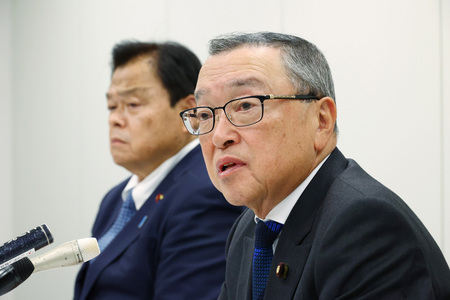 自民党の宮沢洋一税調会長（右）＝２０日午後、国会内