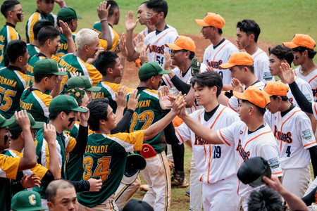 第１回「アジア甲子園」決勝を終え、健闘をたたえ合う選手たち＝２１日、ジャカルタ（ＡＦＰ時事）