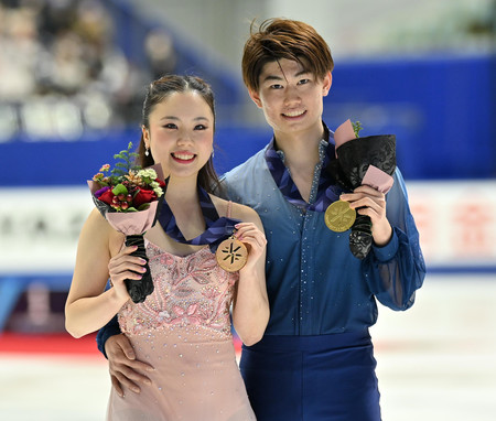 アイスダンスで優勝し、笑顔を見せる吉田唄菜（左）、森田真沙也組＝２２日、大阪・東和薬品ラクタブドーム