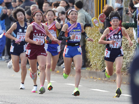 女子１区で先頭に立つ長野東の真柴愛里（右端）＝２２日、京都市内（代表撮影）