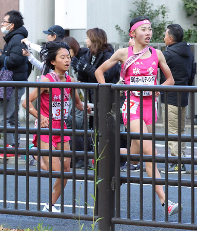 女子２区で区間賞に輝いた東大阪大敬愛の久保凜（右）＝２２日、京都市内（代表撮影）