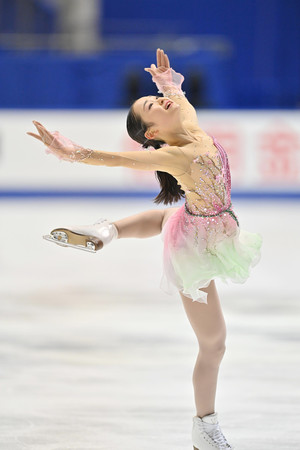 女子フリーで演技する島田麻央＝２２日、大阪・東和薬品ラクタブドーム