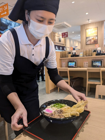 ２７日にオープンする「資さんうどん八千代店」＝２３日午後、千葉県八千代市