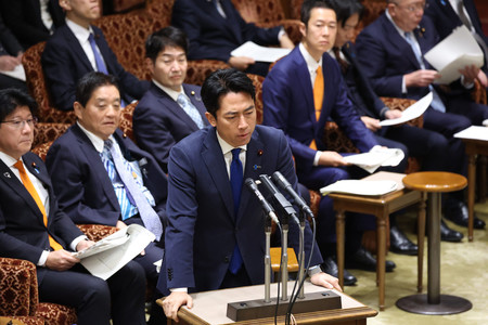 参院政治改革特別委員会で答弁する自民党の小泉進次郎氏＝２３日、国会内