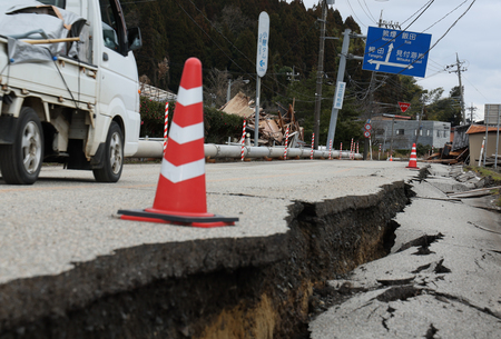 能登半島地震で壊れた道路＝２月２２日、石川県珠洲市