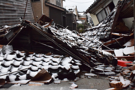 能登半島地震で崩れ落ちた住宅＝１月７日、石川県輪島市