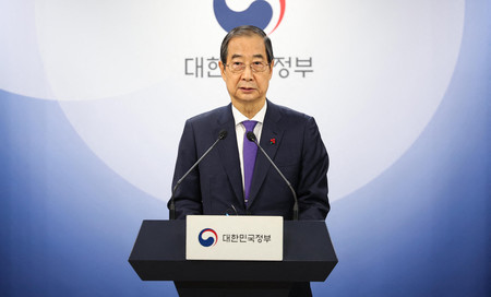 ２６日、ソウルで談話を発表する韓国大統領代行の韓悳洙首相（ＡＦＰ時事）