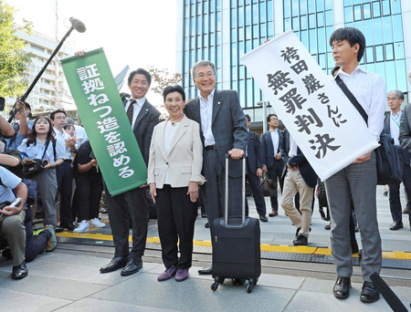 袴田巌さんの再審無罪判決後、笑顔を見せる姉・ひで子さん（中央左）ら＝９月２６日、静岡市葵区