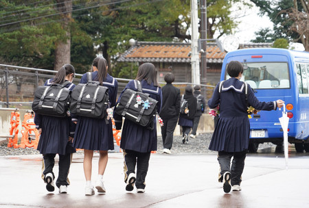 終業式を終え、冬休みに入る中学生＝２４日午後、石川県輪島市