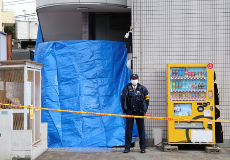 死亡した男性が倒れていたマンションの入り口付近＝２７日、埼玉県所沢市