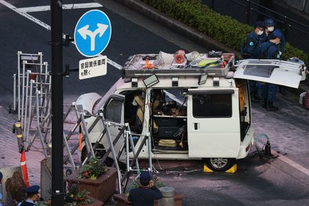 首相官邸前のバリケードに突っ込んだ車両＝１０月１９日、東京都千代田区