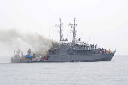 火災で船体から煙を上げる海上自衛隊の掃海艇「うくしま」＝１１月１０日、福岡県宗像市の大島沖（福岡海上保安部提供）