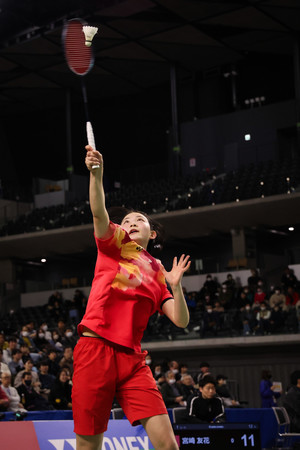 女子シングルス準々決勝でプレーする宮崎友花＝２８日、東京・武蔵野の森総合スポーツプラザ