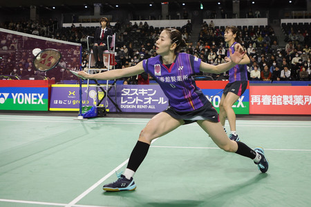 女子ダブルス準決勝でプレーする志田千陽（手前）、松山奈未組＝２９日、東京・武蔵野の森総合スポーツプラザ