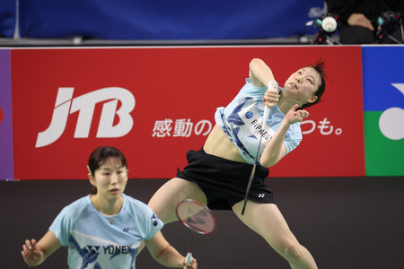 女子ダブルス準決勝でプレーする五十嵐有紗（右）、桜本絢子組＝２９日、東京・武蔵野の森総合スポーツプラザ