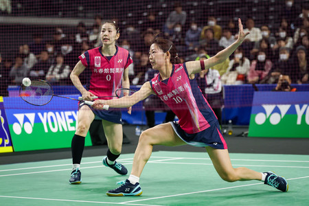 女子ダブルス決勝でプレーする志田千陽（左）、松山奈未組＝３０日、東京・武蔵野の森総合スポーツプラザ