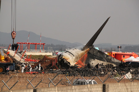 事故を起こし、炎上した済州航空の旅客機の残骸＝３０日、韓国南西部全羅南道の務安国際空港