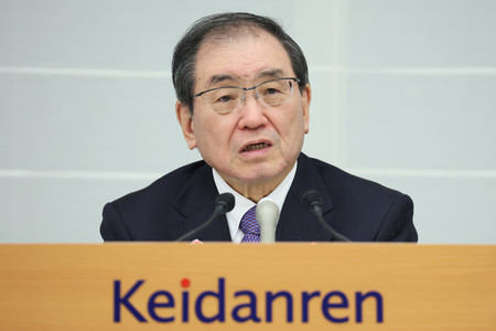 報道各社のインタビューに答える経団連の十倉雅和会長=2024年12月25日、東京都千代田区