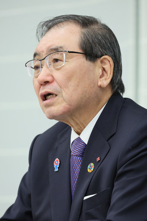 報道各社のインタビューに答える経団連の十倉雅和会長=2024年12月25日、東京都千代田区
