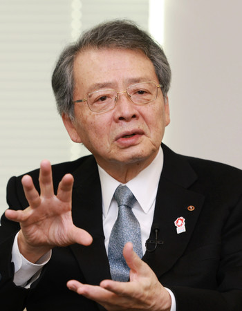 グループインタビューに答える日本商工会議所の小林健会頭=2024年12月24日、東京都千代田区