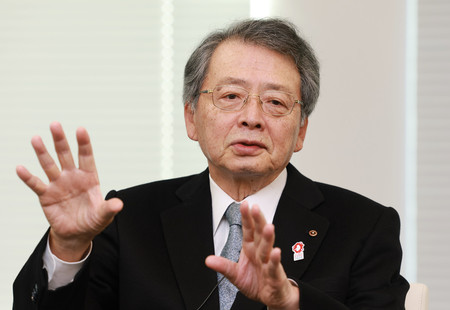 グループインタビューに答える日本商工会議所の小林健会頭=2024年12月24日、東京都千代田区