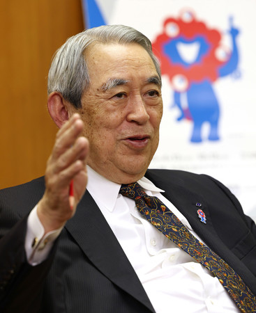 インタビューに答える関西経済連合会の松本正義会長=2024年12月19日、大阪市北区