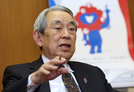 インタビューに答える関西経済連合会の松本正義会長=2024年12月19日、大阪市北区