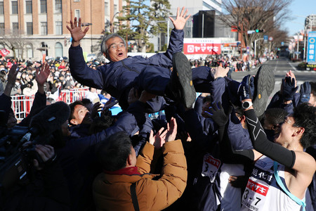 胴上げされる旭化成の宗猛総監督（中央）＝１日、前橋市