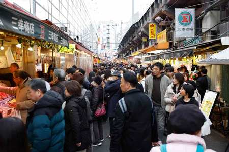 年の瀬ににぎわうアメ横商店街=2024年12月27日、東京・上野(EPA時事)