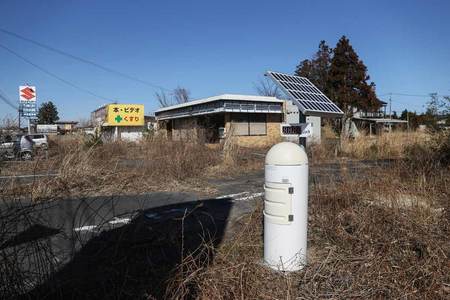 東京電力福島第１原発事故を受けて設置された放射線測定機（モニタリングポスト）＝２０２１年２月、福島県双葉町